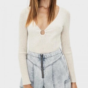 女性は長袖とボタンでセーターをファッションします